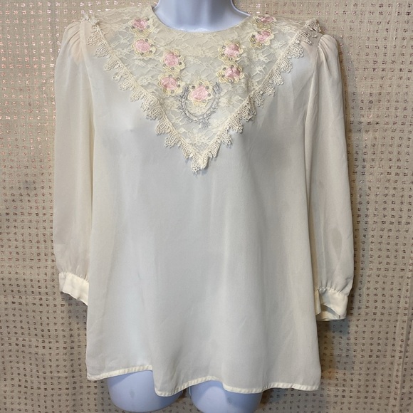 VNTG Nilani Lace Bid Blouse with Buttons Down the Back - Picture 9 of 9